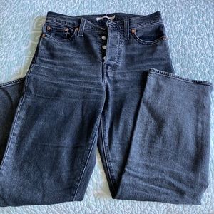 Black washed Levi’s wedgie straight